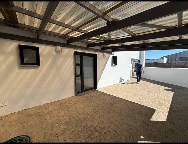 1,060M² WAREHOUSE TO LET IN STRAND INDUSTRIA